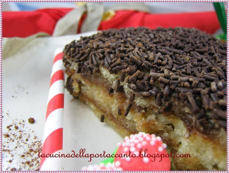 Torta di pan di spagna con cacao e confettura di ribes rosso senza lattosio