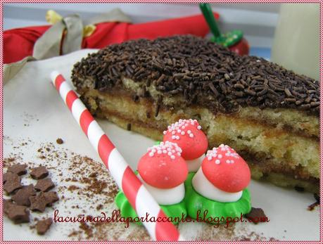 Torta di pan di spagna con cacao e confettura di ribes rosso senza lattosio