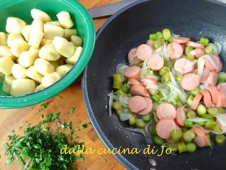 Gnocchi con wurstel asparagi e cipollotti