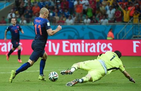 Al 35' arriva anche il 5-1: Robben salta Casillas. Afp