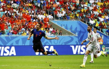 Spagna-Olanda, minuto 43 del primo tempo: Robin van Persie segna l'1-1 con un meraviglioso colpo di testa in tuffo su assist di Blind dalla sinistra. Reuters
