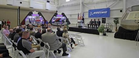 Lo scorso 9 giugno presso gli hangar del Kennedy Space Center, in Florida, Boeing ha presentato un modello in scala 1:1 dell’astro-taxi CST-100. Il veicolo privato potrebbe evitare agli astronauti USA un lancio fuori sede e sganciare la NASA da una Soyuz dipendenza. Crediti: Ken Kremer.