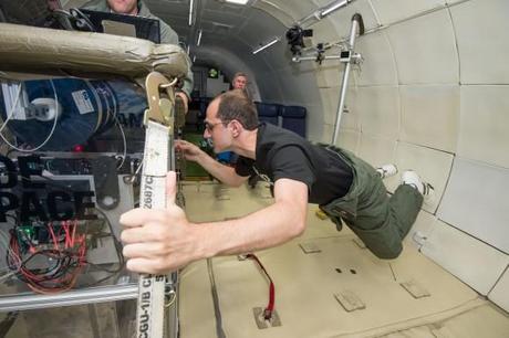 Una stampante 3D viene messo alla prova durante un volo di microgravità simulata su un aereo a gravità zero. Credit: Devin Boldt 