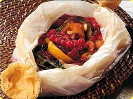 cartoccio di pesche e frutti rossi