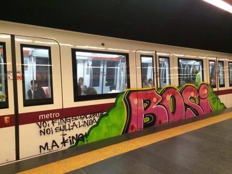 Ormai la guerra tra le gang di vandali graffitari scarabocchiatori utilizza i nuovi treni della metro, pagati da voi, come bacheche