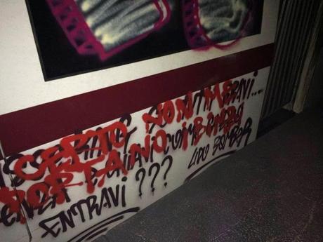 Ormai la guerra tra le gang di vandali graffitari scarabocchiatori utilizza i nuovi treni della metro, pagati da voi, come bacheche