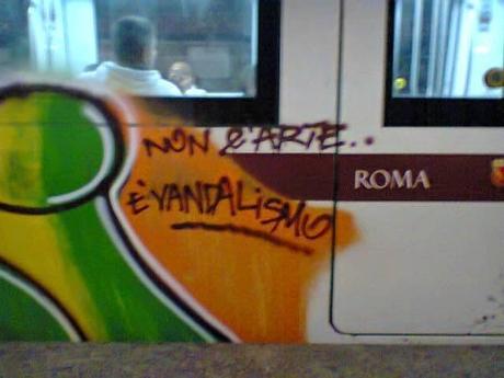 Ormai la guerra tra le gang di vandali graffitari scarabocchiatori utilizza i nuovi treni della metro, pagati da voi, come bacheche