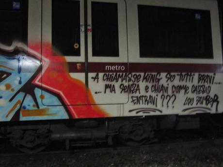 Ormai la guerra tra le gang di vandali graffitari scarabocchiatori utilizza i nuovi treni della metro, pagati da voi, come bacheche