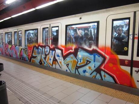 Ormai la guerra tra le gang di vandali graffitari scarabocchiatori utilizza i nuovi treni della metro, pagati da voi, come bacheche
