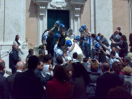 Uscendo dalla chiesa Francesca e Simone