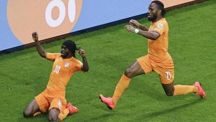 L'esultanza di Gervinho e Drogba. Ap