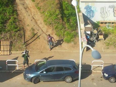 Rubare immondizie dai cassonetti, metterle nei passeggini, travasarle nei furgoni, portarle nelle aree verdi della città, costruire accampamenti abusivi. Succede alla Montagnola, succede dovunque in città