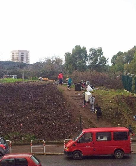 Rubare immondizie dai cassonetti, metterle nei passeggini, travasarle nei furgoni, portarle nelle aree verdi della città, costruire accampamenti abusivi. Succede alla Montagnola, succede dovunque in città