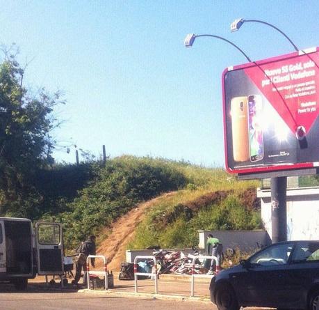 Rubare immondizie dai cassonetti, metterle nei passeggini, travasarle nei furgoni, portarle nelle aree verdi della città, costruire accampamenti abusivi. Succede alla Montagnola, succede dovunque in città