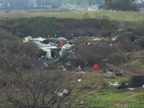 Rubare immondizie dai cassonetti, metterle nei passeggini, travasarle nei furgoni, portarle nelle aree verdi della città, costruire accampamenti abusivi. Succede alla Montagnola, succede dovunque in città