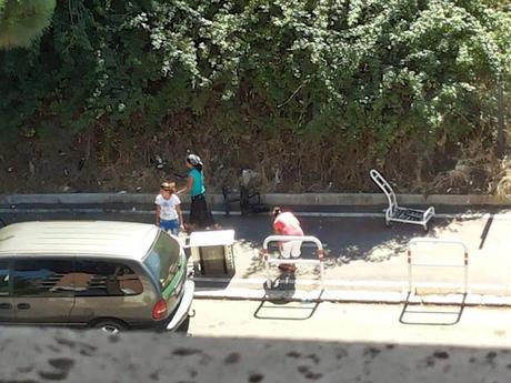 Rubare immondizie dai cassonetti, metterle nei passeggini, travasarle nei furgoni, portarle nelle aree verdi della città, costruire accampamenti abusivi. Succede alla Montagnola, succede dovunque in città