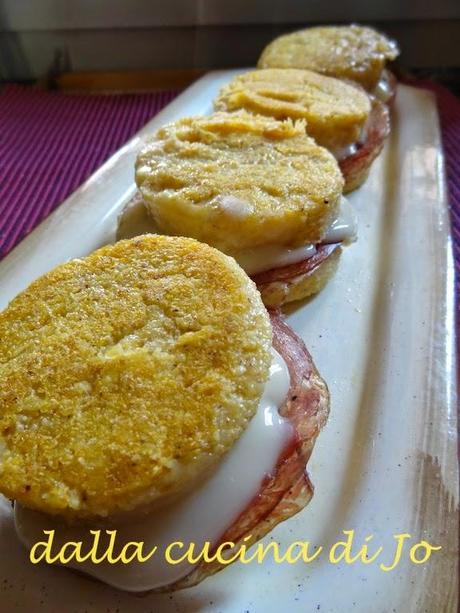 Sandwich di polenta, sopressa e taleggio