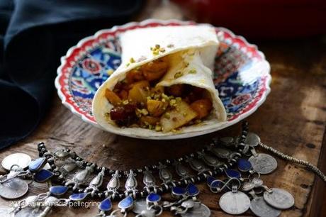 Pita di pollo allo zafferano con pere e labna speziata e salsa all'arancio per la #PiadaMundial ispirata all'Algeria