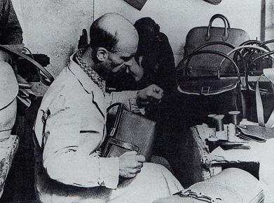 Gucci 1947 - Artigiano al lavoro nel laboratorio di Gucci