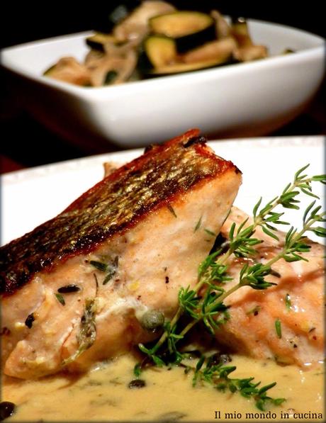 SALMONE profumato al pepe verde  e timo con SALSA al GIN e CETRIOLI marinati