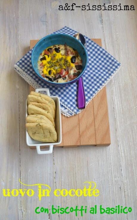 uovo in cocotte alla mediterranea con biscotti al basilico