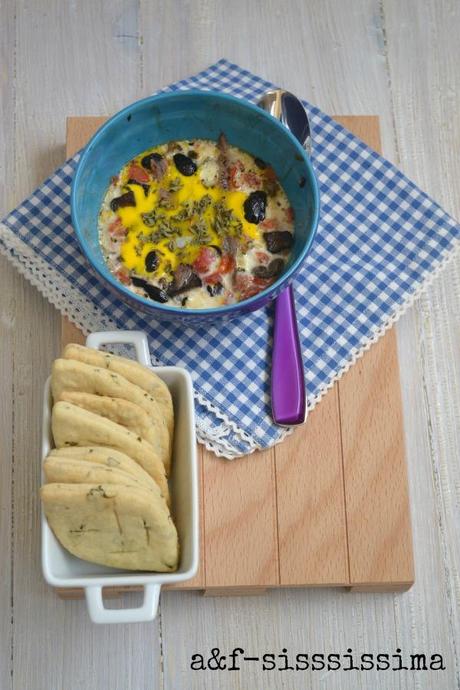 uovo in cocotte alla mediterranea con biscotti al basilico