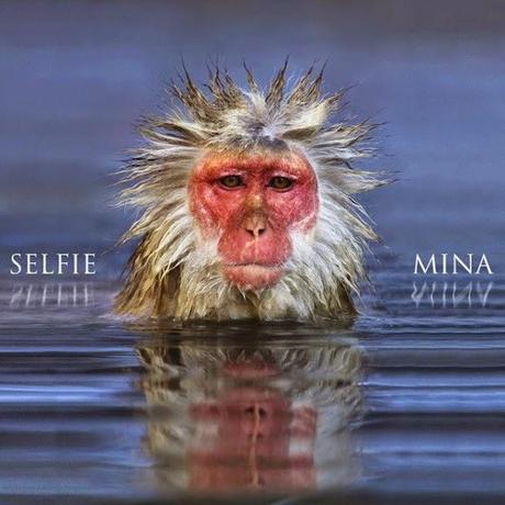 Mina torna e si fa un “selfie”