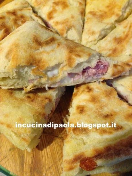 Focaccia ripiena cotta in padella