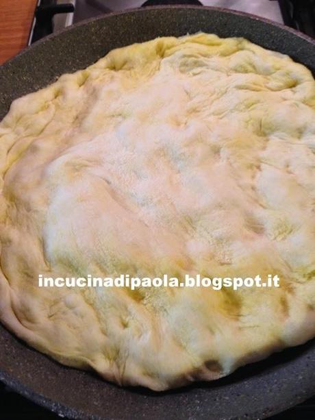 Focaccia ripiena cotta in padella