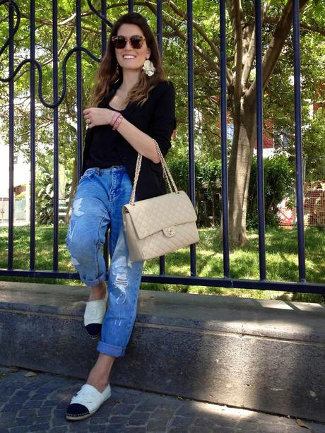 Boyfriend jeans and black blazer