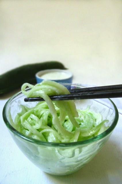 noodles di cetriolo con salsa allo yogurt