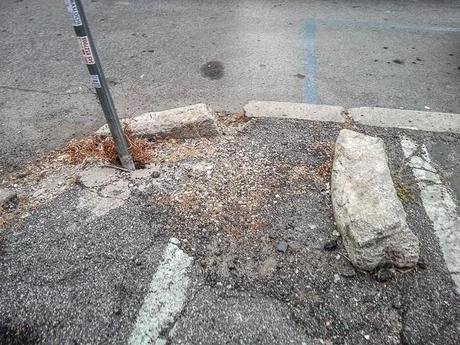 Da Viale del Campo Boario a Piazzale dei Partigiani, un brevissimo viaggio nell'orribile quotidianità di Roma. La cosa triste è che voi vi siete abituati a tutto questo, ammettetelo...