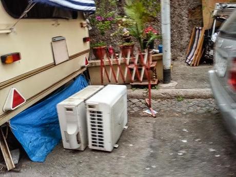 Da Viale del Campo Boario a Piazzale dei Partigiani, un brevissimo viaggio nell'orribile quotidianità di Roma. La cosa triste è che voi vi siete abituati a tutto questo, ammettetelo...