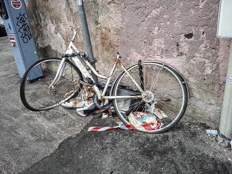 Da Viale del Campo Boario a Piazzale dei Partigiani, un brevissimo viaggio nell'orribile quotidianità di Roma. La cosa triste è che voi vi siete abituati a tutto questo, ammettetelo...