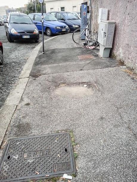 Da Viale del Campo Boario a Piazzale dei Partigiani, un brevissimo viaggio nell'orribile quotidianità di Roma. La cosa triste è che voi vi siete abituati a tutto questo, ammettetelo...