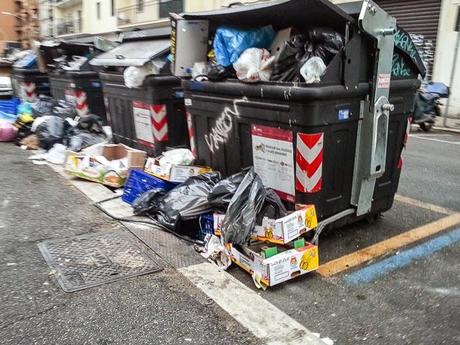 Da Viale del Campo Boario a Piazzale dei Partigiani, un brevissimo viaggio nell'orribile quotidianità di Roma. La cosa triste è che voi vi siete abituati a tutto questo, ammettetelo...