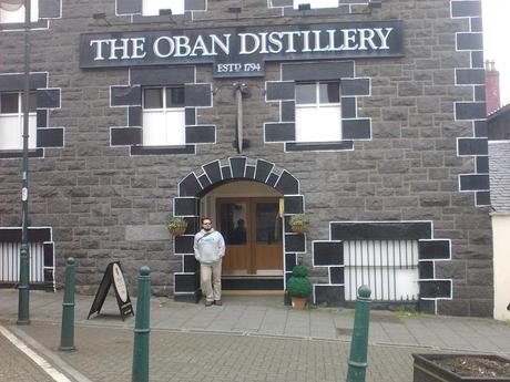 Distilleria di Oban, Simone in attesa prima di entrare