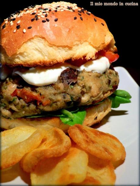 BURGER di MELANZANE  e FAGIOLI con salsa allo Yogurt e POMOdorini confit