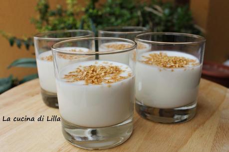 Dolci al cucchiaio: Panna cotta allo yogurt greco e cocco