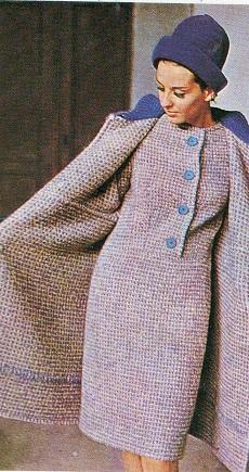 Pino Lancetti 1963 - Abito in tweed beige e viola, accompagnato da un mantello double face - Pubblicato su Bellezza