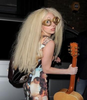 Lady+Gaga+leaves+hotel+holding+guitar+vAHQyLnHFiDl