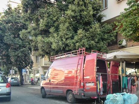 La sosta selvaggia uccide la città, ruba il vostro tempo, rende la vita facile a poche persone e difficilissima a molte. 80 foto per 10km di doppia fila continua da Cinecittà a Ostiense