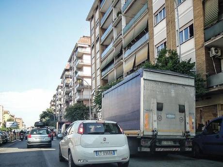 La sosta selvaggia uccide la città, ruba il vostro tempo, rende la vita facile a poche persone e difficilissima a molte. 80 foto per 10km di doppia fila continua da Cinecittà a Ostiense