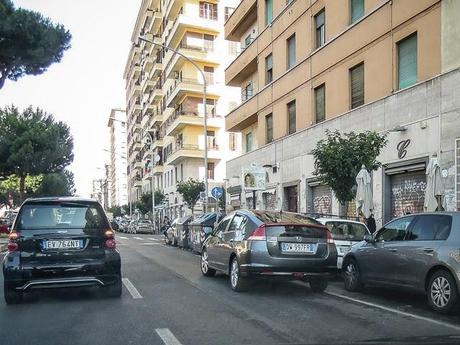 La sosta selvaggia uccide la città, ruba il vostro tempo, rende la vita facile a poche persone e difficilissima a molte. 80 foto per 10km di doppia fila continua da Cinecittà a Ostiense