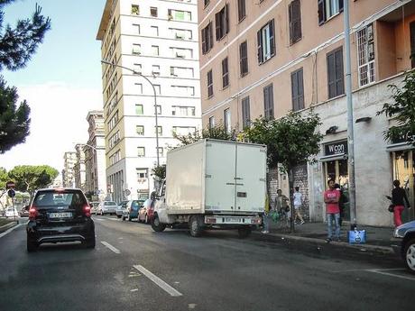 La sosta selvaggia uccide la città, ruba il vostro tempo, rende la vita facile a poche persone e difficilissima a molte. 80 foto per 10km di doppia fila continua da Cinecittà a Ostiense