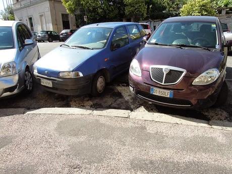 La sosta selvaggia uccide la città, ruba il vostro tempo, rende la vita facile a poche persone e difficilissima a molte. 80 foto per 10km di doppia fila continua da Cinecittà a Ostiense