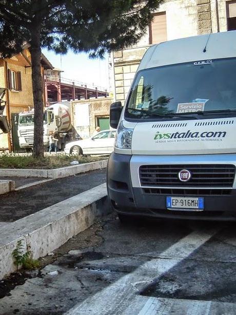 La sosta selvaggia uccide la città, ruba il vostro tempo, rende la vita facile a poche persone e difficilissima a molte. 80 foto per 10km di doppia fila continua da Cinecittà a Ostiense