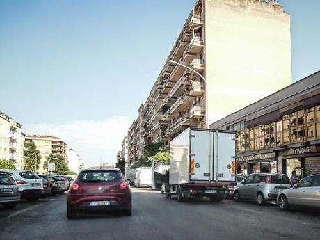 La sosta selvaggia uccide la città, ruba il vostro tempo, rende la vita facile a poche persone e difficilissima a molte. 80 foto per 10km di doppia fila continua da Cinecittà a Ostiense