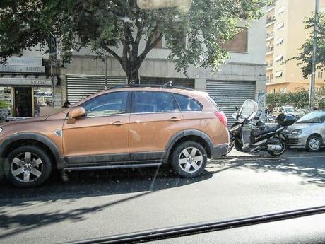 La sosta selvaggia uccide la città, ruba il vostro tempo, rende la vita facile a poche persone e difficilissima a molte. 80 foto per 10km di doppia fila continua da Cinecittà a Ostiense