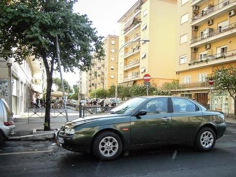 La sosta selvaggia uccide la città, ruba il vostro tempo, rende la vita facile a poche persone e difficilissima a molte. 80 foto per 10km di doppia fila continua da Cinecittà a Ostiense